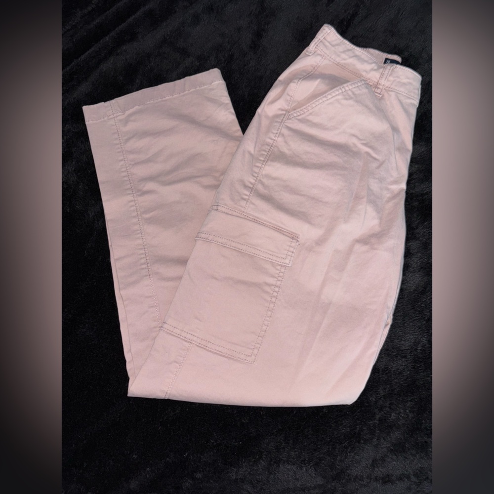 BRAND NEW PINK ULTRA RISE CARGO PANTS FROM HOLLISTER
SIZE 2
